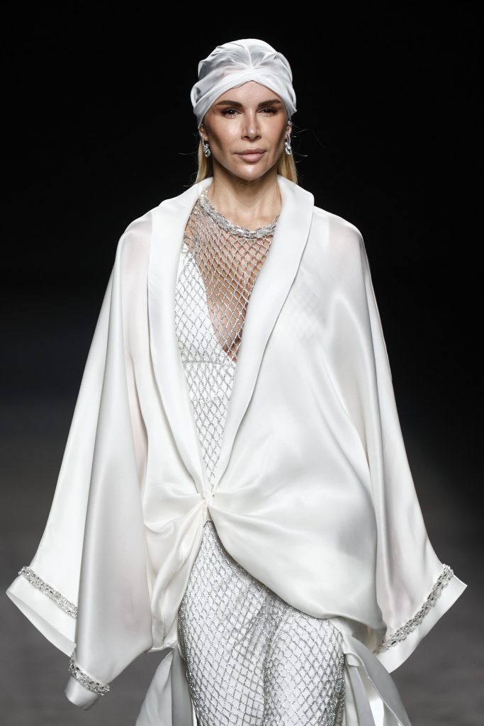 Águeda López en el desfile de Claro Couture