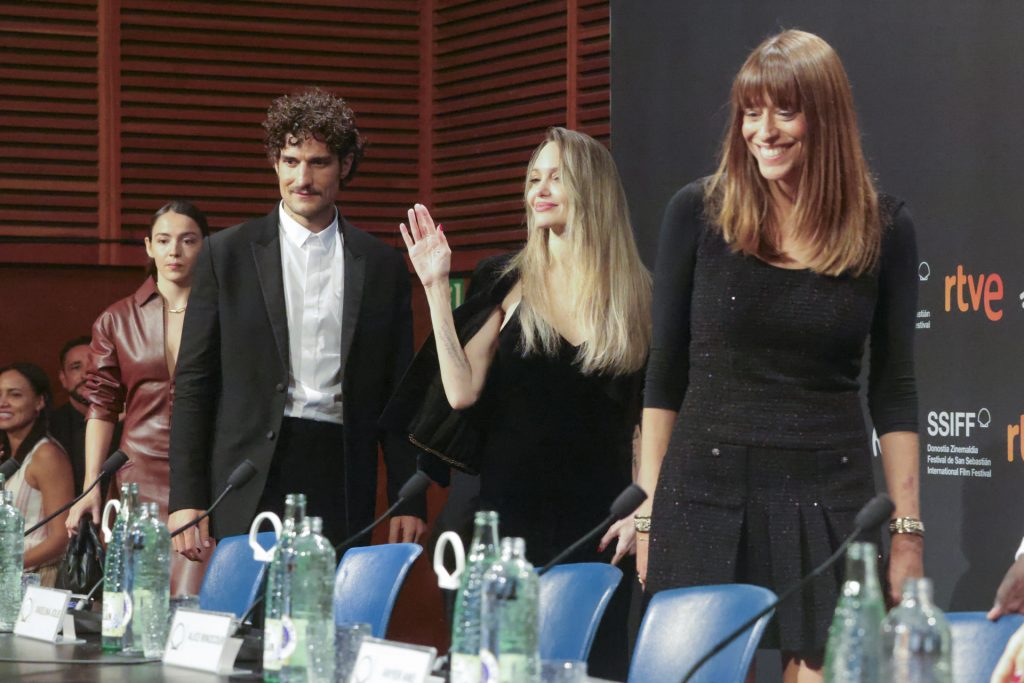 Visita breve pero intensa Louis Garrel, Angelina Jolie y Alice Winocour