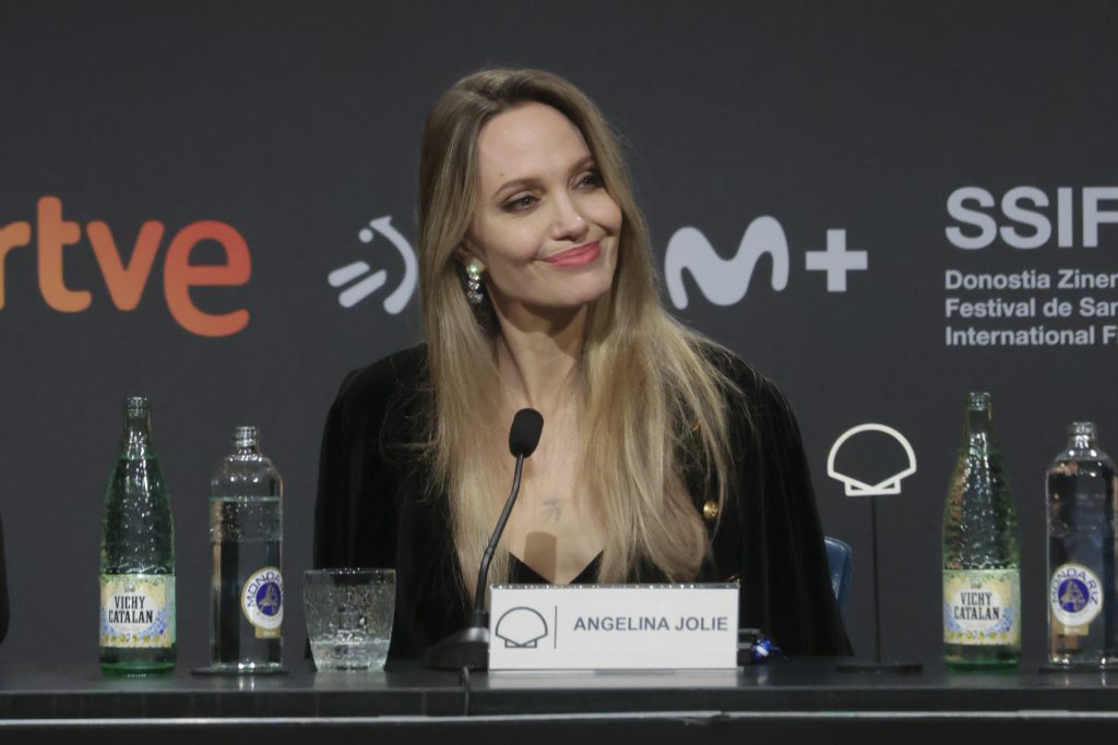 Visiblemente conmovida Angelina Jolie