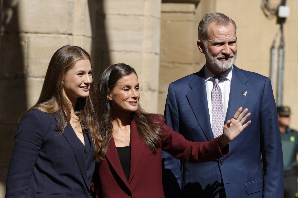 Traje de chaqueta y pantalón: el uniforme del otoño Visita oficial de los Reyes y la Princesa a la Comunidad Foral de Navarra