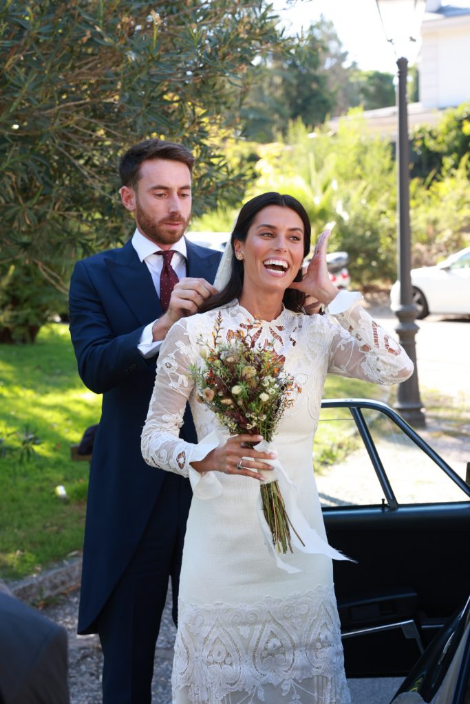 La novia, con un ramo de flores silvestres Boda de Jaime Martínez-Bordiú Aznar y Andrea García Charcos