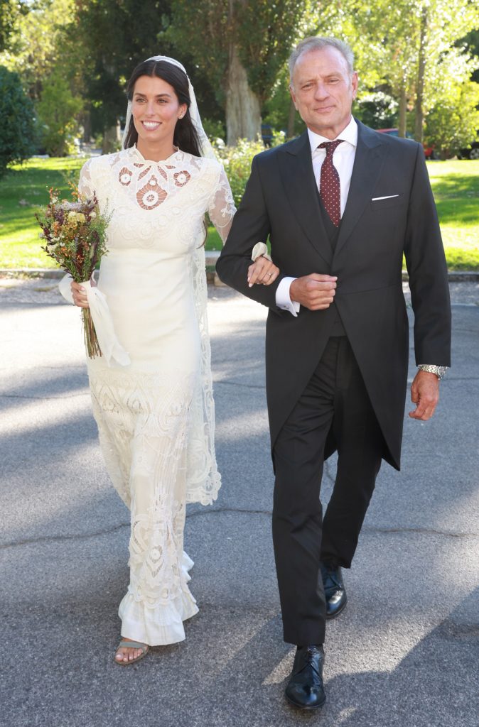Un vestido de Claudia Llagostera Boda de Jaime Martínez-Bordiú Aznar y Andrea García Charcos