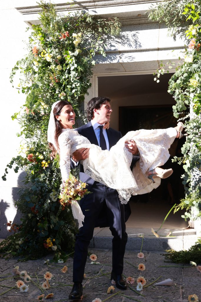 Decoración con guirnaldas de flores Boda de Jaime Martínez-Bordiú Aznar y Andrea García Charcos