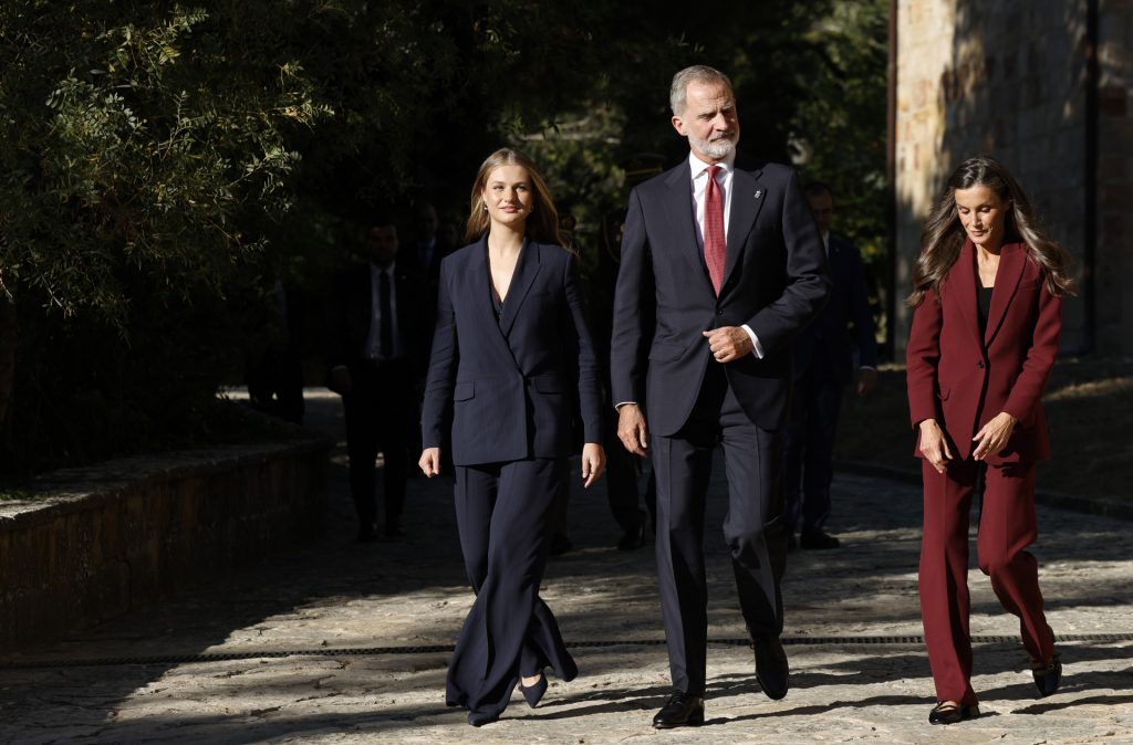 El rey Felipe VI: traje azul marino y corbata burdeos Visita oficial de los Reyes y la Princesa a la Comunidad Foral de Navarra