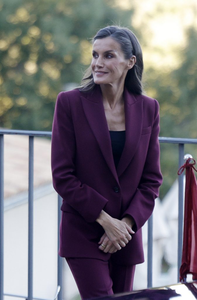 Reina Letizia: blazer granate Visita oficial de los Reyes y la Princesa a la Comunidad Foral de Navarra