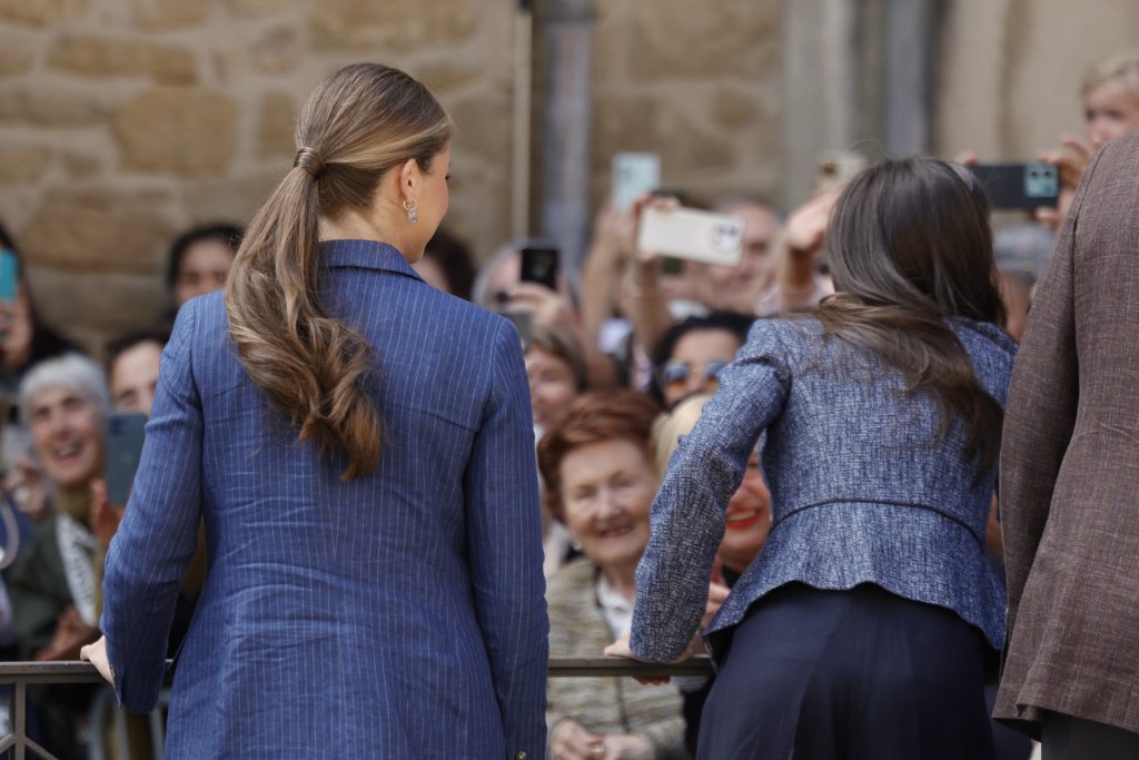 Detalles personales y peinado pulido Visita oficial de los Reyes y la Princesa a la Comunidad Foral de Navarra