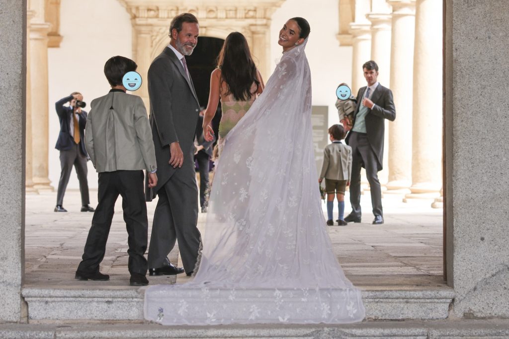 Velo a modo de capa Boda de Lucía Entrecanales y Laszlo Bene