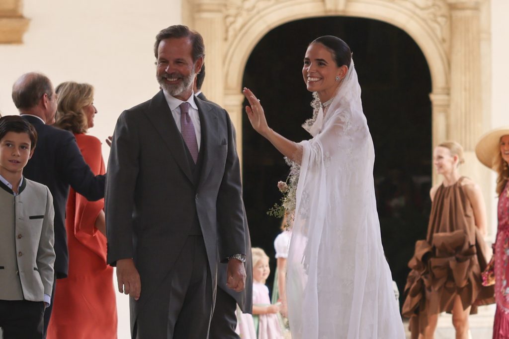 Acompañada por su padre Boda de Lucía Entrecanales y Laszlo Bene