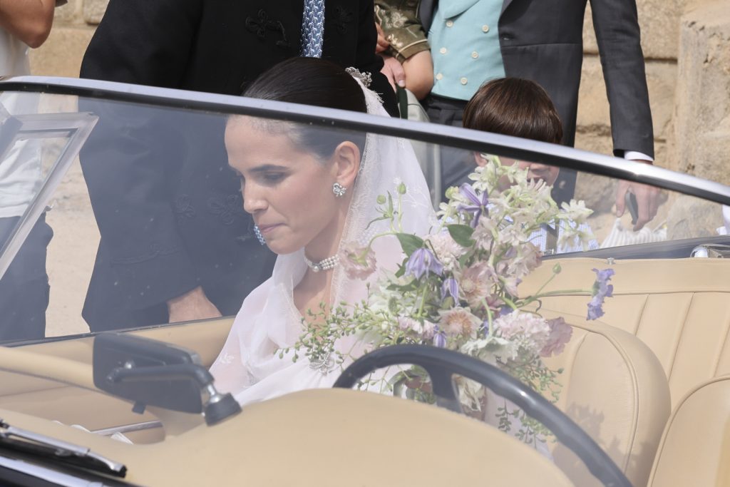 Pendientes de botón y gargantilla de perlas Boda de Lucía Entrecanales y Laszlo Bene