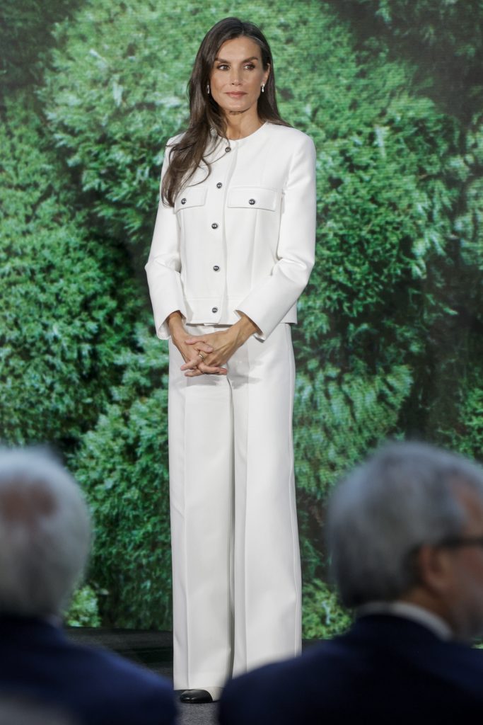 Traje blanco: rigor y frescura La reina Letizia