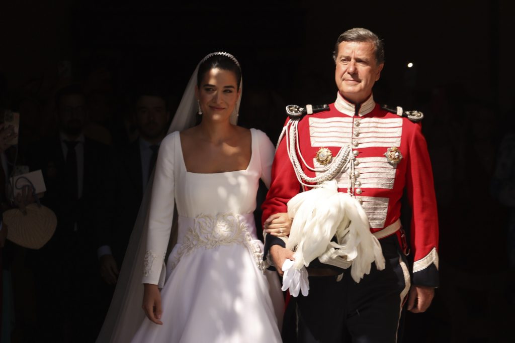 Bordados con carga simbólica Boda de Cayetano Martínez de Irujo y Bárbara Mirjan