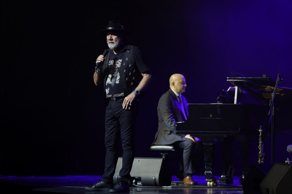 acompañada por la oco band Pino Sagliocco