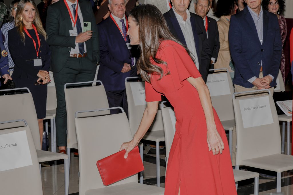 Clutch, también en rojo La reina Letizia