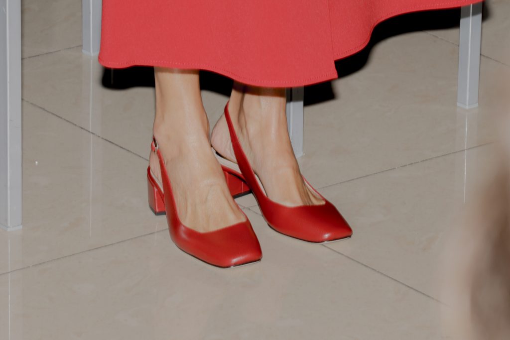Zapatos destalonados en rojo La reina Letizia