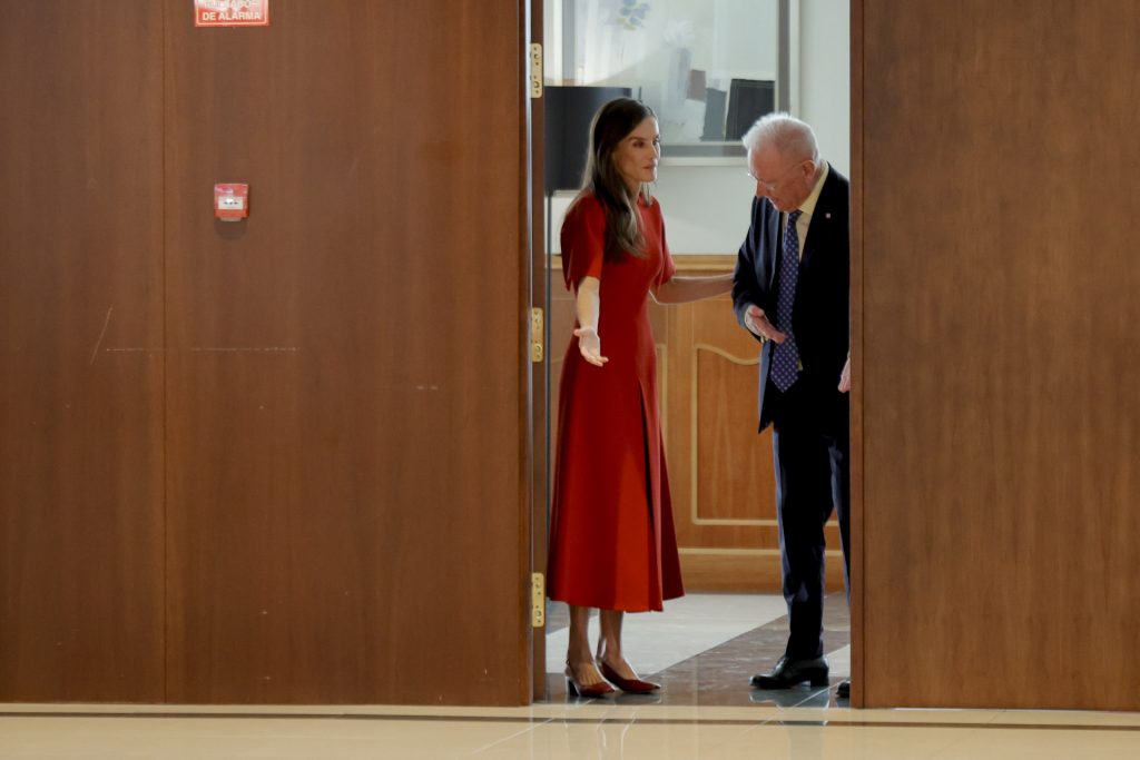 Look total rojo La reina Letizia