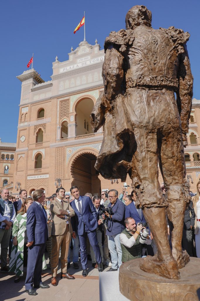 Mirando a la Puerta Grande de Las Ventas Inauguración de la estatua homenaje a 'Antoñete' en Las Ventas