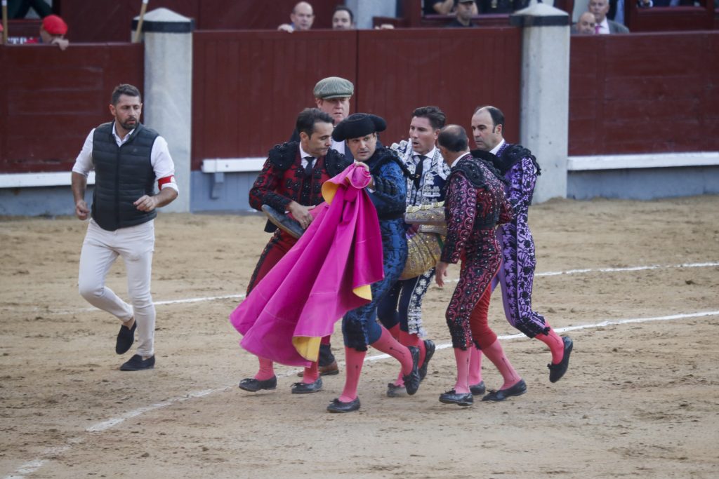 Una aparatosa cogida Morante de la Puebla se despide en Las Ventas