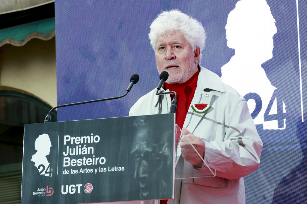 "Ahora no podemos volver a sentir miedo" Pedro Almodóvar recibe el Premio Julián Besteiro