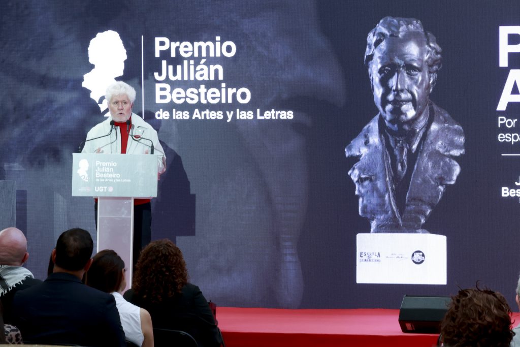 Almodóvar, referente ético Pedro Almodóvar recibe el Premio Julián Besteiro