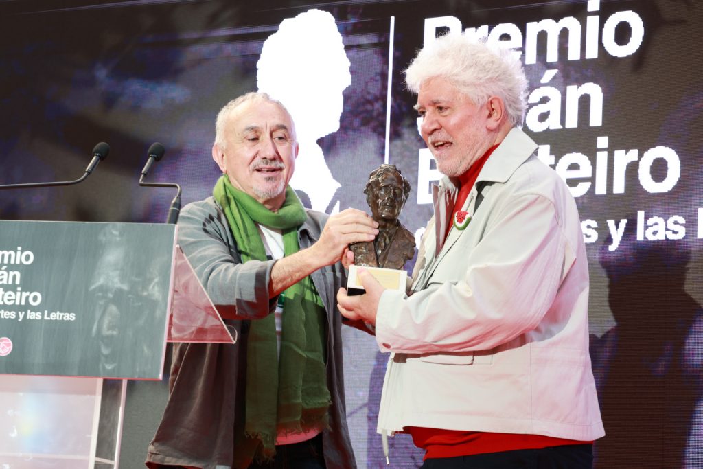 Visibilización de realidades silenciadas Pedro Almodóvar recibe el Premio Julián Besteiro