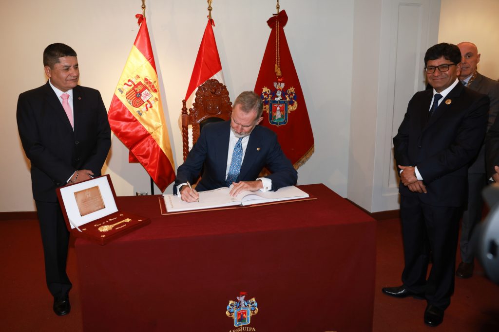 Felipe VI firmó el libro de honor de la ciudad El rey Felipe VI en el Congreso Internacional de la Lengua Española en Perú