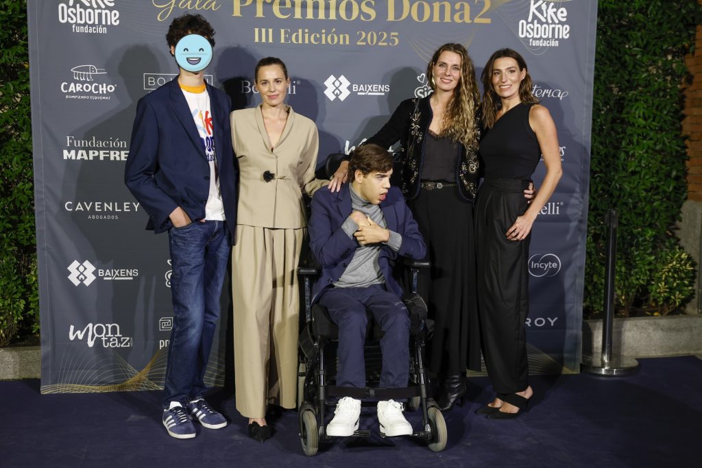  Claudia Osborne, Alejandra Osborne y Eugenia Osborne con Carlos y Kike Osborne