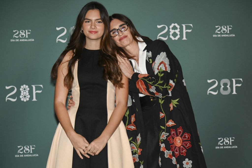  Paz Vega y Ava Salazar