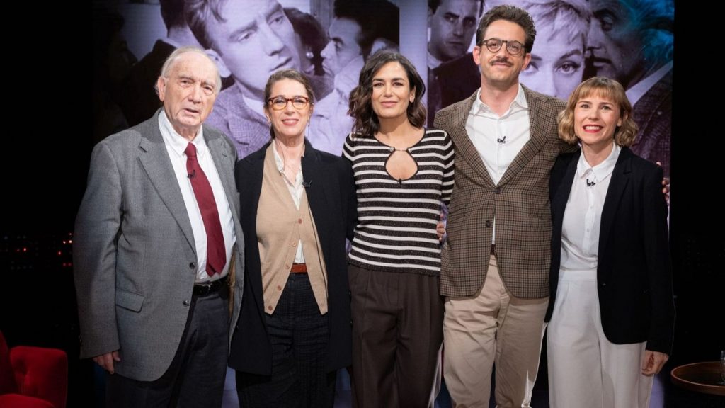 Elena S. Sánchez, con los invitados al coloquio de esta semana