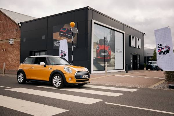 1.000.000 kilómetros en un MINI Cooper D: Ruta de aniversario hasta la planta de Oxford y el inicio de una nueva misión.