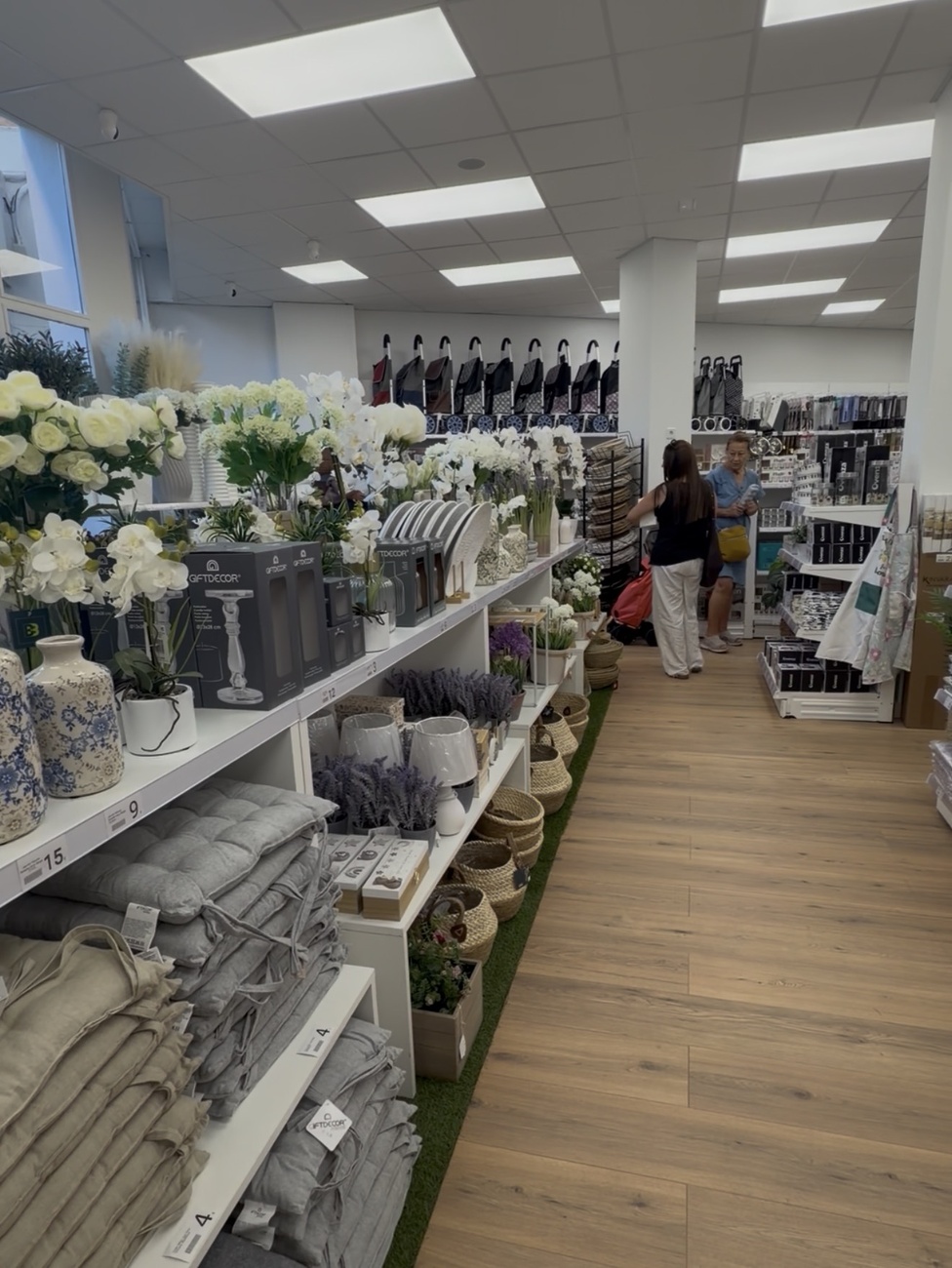 Fiel Hogar reabre en Tàrrega su tienda del Pati tras el incendio de junio