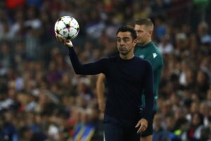 El entrenador del Barcelona, Xavi Hernández, gesticula durante el partido de fútbol del Grupo C de la Liga de Campeones entre el Barcelona y el Bayern de Múnich en el estadio Camp Nou de Barcelona, España, miércoles 26 de octubre de 2022.
